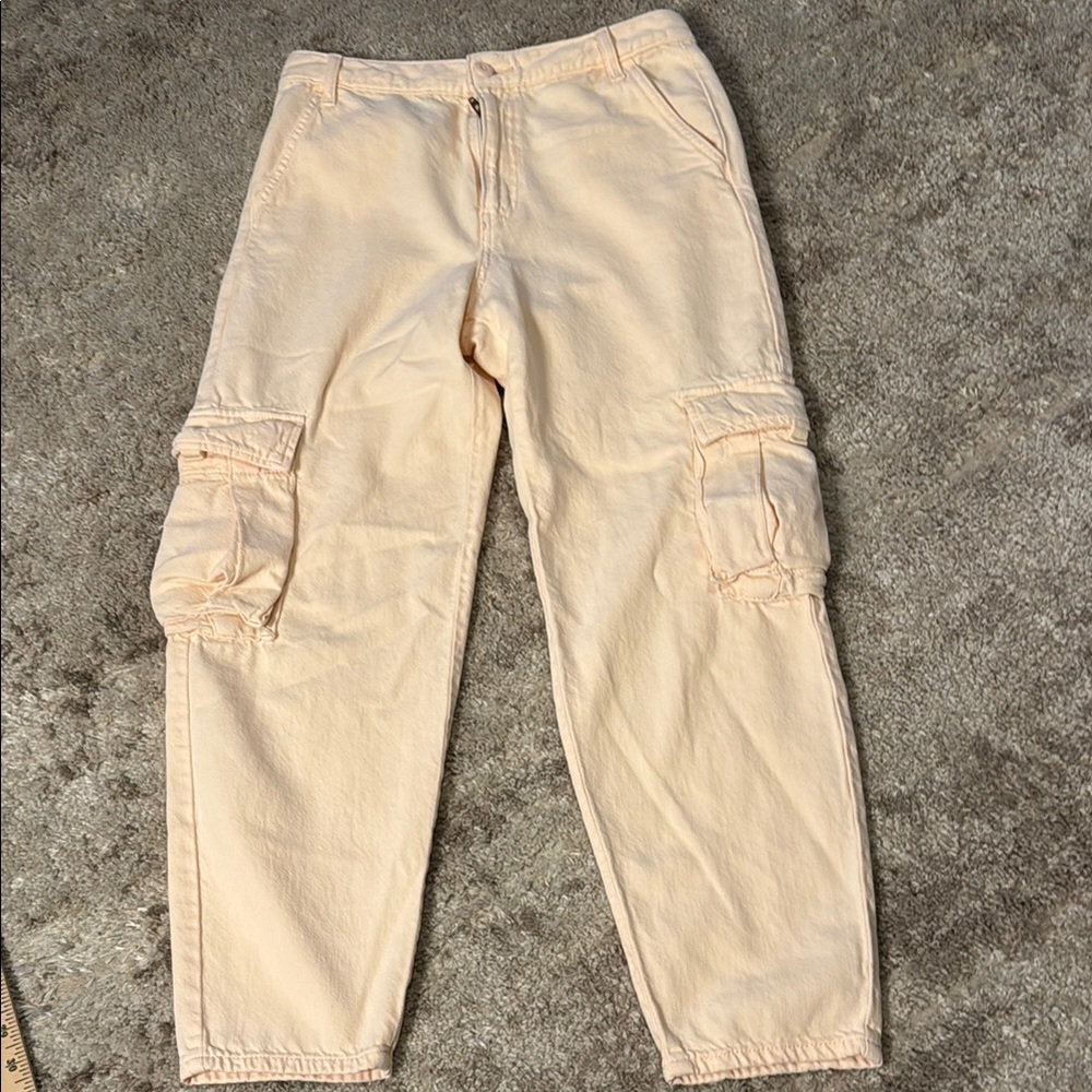 🍍Levi’s cargo pants🍍Sz 27🍍waist 15”🍍27” inseam🍍7” rise🍍peachy color